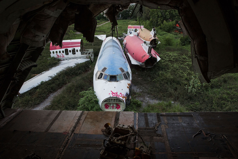Illustration for article titled Bangkok's Homeless Are Turning These Decommissioned Airplanes Into Makeshift Homes